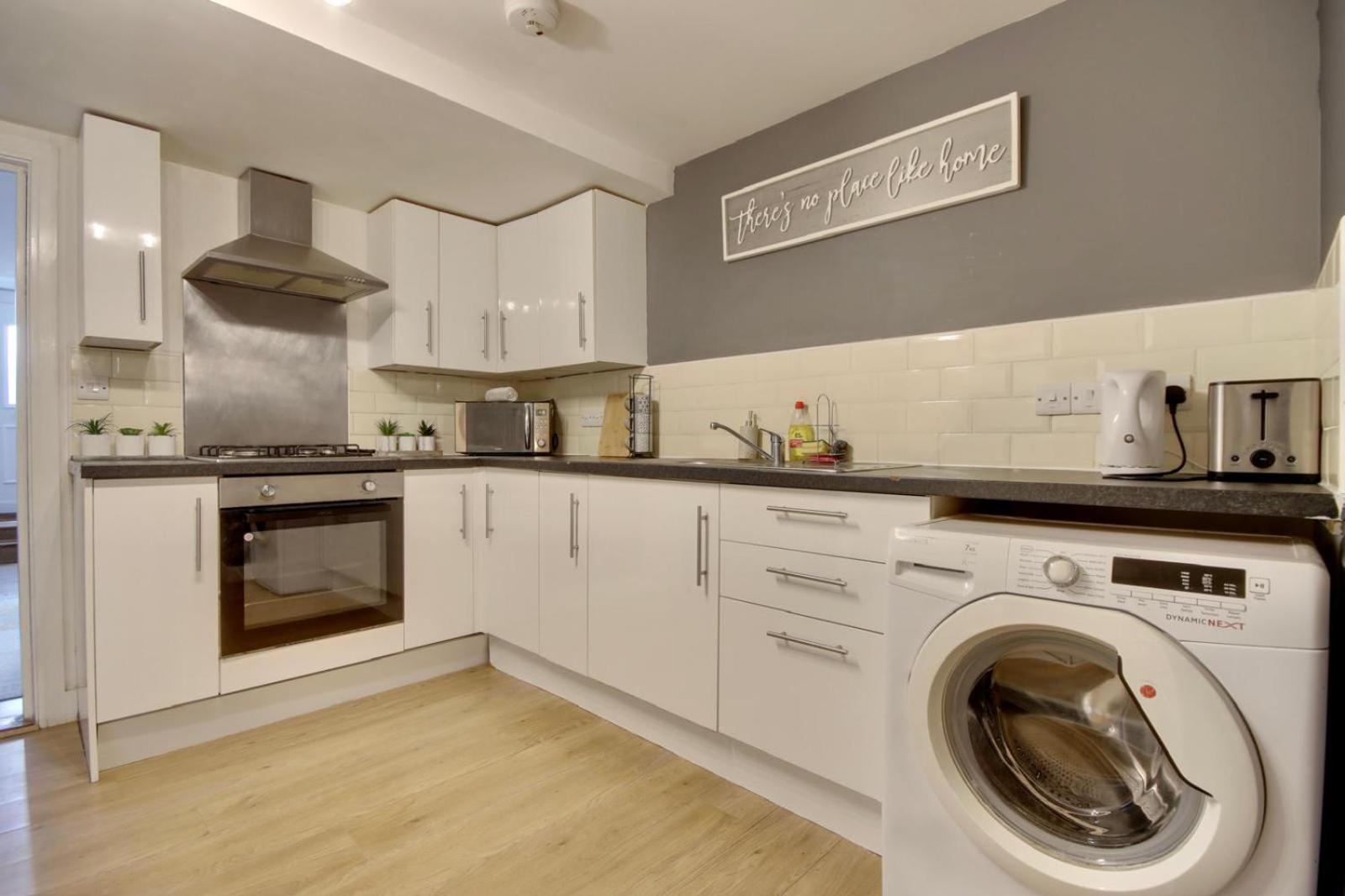 Southsea Getaway Apartment With Pool Table And Hot Tub ポーツマス エクステリア 写真